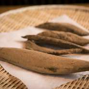 蕎麦汁は、毎日つくる生がえしに、本枯れ節、宗田節、本枯れ節で取った出汁をあわせたもの。長年積み重ねた経験と技術により、毎日ブレがでぬよう仕立てる味が、十割蕎麦の美味しさを支えています。