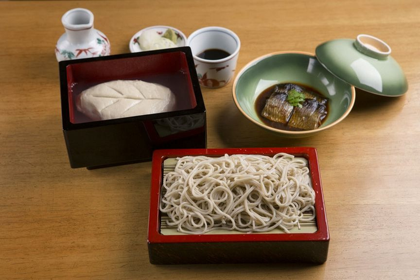 店主のコレクションの焼き物が、蕎麦や料理の美しさを引き立てる