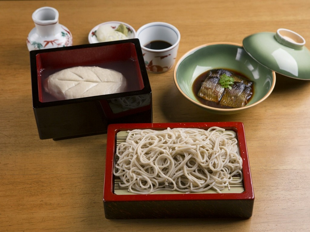 店主のコレクションの焼き物が、蕎麦や料理の美しさを引き立てる