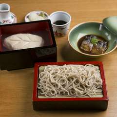 店主のコレクションの焼き物が、蕎麦や料理の美しさを引き立てる
