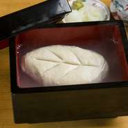 小鍋に蕎麦粉と水を加え、火にかけながら片時も休まずに丹念にかくことで、ふわりともっちりが両立した独特の食感を生み出した一品。汁につければ蕎麦の甘さがより際立ちます。