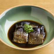 3代目とともに厨房に立つ4代目が作る名物。1日かけて水で戻した身欠き鰊を、さらに1日かけて炊きあげることで、ふっくらとした食感を引き出しました。味の含み具合も手間暇かけた賜です。