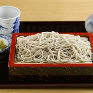 仄かに緑がかった色味、そしてしなやかでコシのある食感、十割蕎麦ならではの味と香りを楽しめる基本の蕎麦です。本枯れ節、宗田節、鯖節で出汁をとった自慢の汁との相性をお楽しみ下さい。
