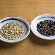 メインとなる蕎麦粉は青森県階上町産の在来種と、秋田県八峰町の農家から仕入れ自家製粉。なるべく、ブレンドせず、その蕎麦の持ちうる味わいを引き出します。東京檜原村で自家栽培した蕎麦を使うこともあります。