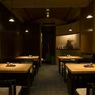 店内にカウンターはなく、4名がけのテーブルが6つ配されただけのシンプルなレイアウト。照明が落とされたほの暗い空間にはクラシックのBGMが流れ、ゆっくりと蕎麦を楽しむことができる雰囲気が漂います。