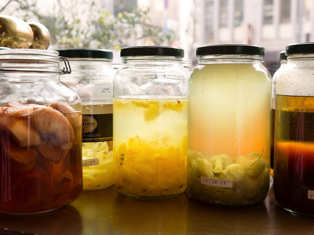 多彩なフルーツをウォッカやラムに漬け込む自家製果実酒も