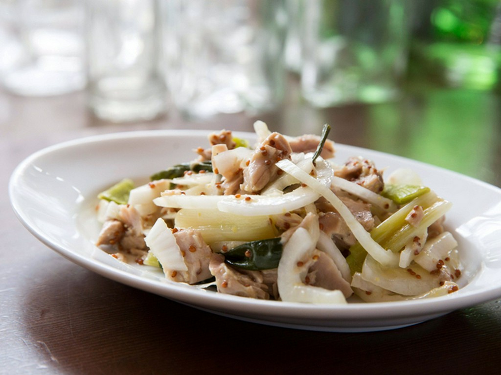 上質なまぐろを贅沢に使った『まぐろのオリーブオイル漬、新タマネギ、粒マスタードサラダ』