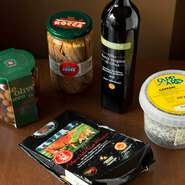 「アンチョビ」「ケッパー」「オリーブ」「パルメザンチーズ」などは、イタリア産を使用。日本にも良いものはたくさんありますが、現地そのままの味を再現するために取り寄せています。