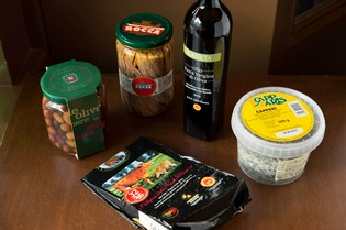 味の決め手となるイタリア産「アンチョビ」や「ケッパー」