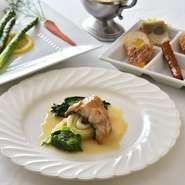 シェフがバスクから帰国する際、師であるルイス・イリサール氏と交わした約束が、“嘘の料理”はつくらないことでした。バスク人が来ても美味しいと納得できる料理は、35年前の創業時から貫くシェフのモットーです。