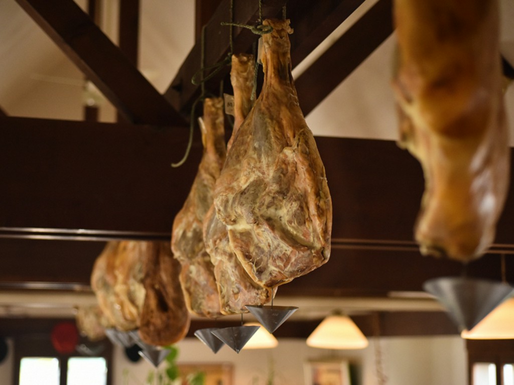 年間約35頭分、70本仕込む自家製の生ハム
