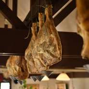 創業時から手づくりを貫いてきた自家製の生ハムには、契約養豚場から仕入れた函館男爵黒豚と白豚を使用。塩漬けにして、1年2ヶ月から2年半かけてじっくりと熟成させていきます。