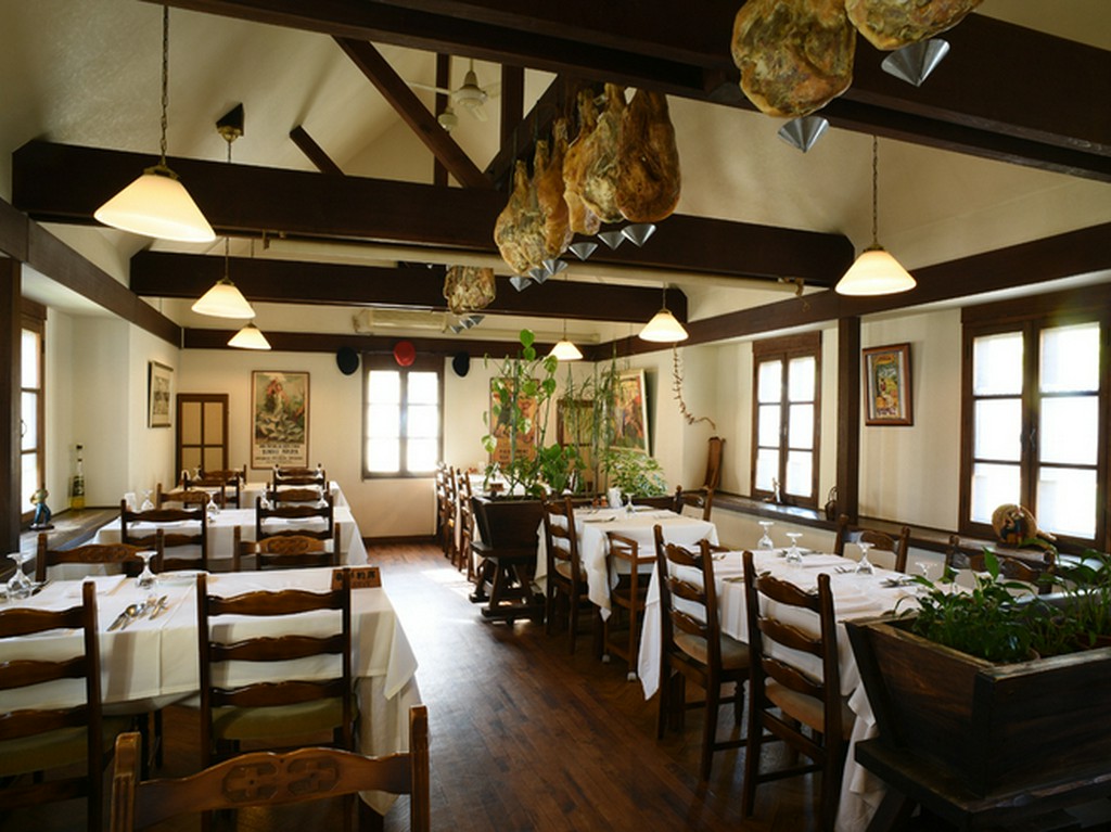 バスクのレストランを思わせる温かみのある雰囲気