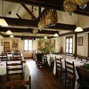 白を基調とした店内は、梁などがむき出しになったナチュラルな雰囲気が漂う空間。タンボラーダと呼ばれる太鼓やペロタと呼ばれるスポーツの道具などがさりげなく飾られ、バスクの空気感までも再現されています。