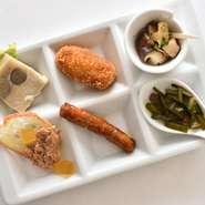 この日登場したのは男爵黒豚のリエット、噴火湾産の甘エビのコロッケ、王様シイタケのアヒージョなど。そのひとつひとつに手間暇をかけて調理。冷菜とともに半分は温菜を盛り合わせる点もシェフのこだわりのひとつ。