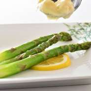 オーダーが入ってから自家菜園で収穫したアスパラをシンプルにボイルした逸品。シャキッとした食感のなかに瑞々しい甘さが口中をほとばしる。自家製のマヨネーズにつけてどうぞ。