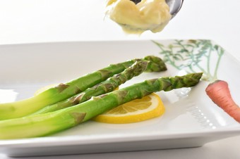 注文毎に隣の畑で収穫する『自家菜園とれたてアスパラ』