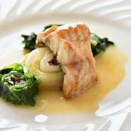 グリエすることでブリブリとした食感が生まれたソイを、レモンの酸とバターのコクが溶け合ったソースでいただく。生ハムを巻き、ブイヨンと生ハムのフォンで味を含ませたキャベツやハクサイも美味。