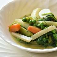 いわゆる季節の野菜の煮物のようなもの。生ハムのダシとブイヨンで野菜を煮て、野菜の旨みを引き出していきます。爆発力のある美味しさではありませんが、しみじみと旨いと思えるひと皿です。