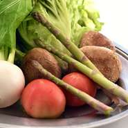 自家製の生ハムやアンチョビ、パンなどとともに30年以上前からこだわり続けるのが自家栽培の野菜。肥料には料理で使わない魚のアラなどを使い、インゲンやトマト、木イチゴ、アスパラなどを無農薬で育てています。