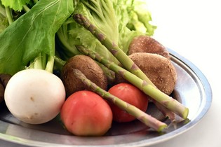 肥料にもこだわった隣接の畑で栽培する無農薬野菜
