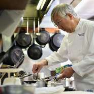 この店の料理に華やかさはありません。大切なのは温かいものは温かく、冷たいものは冷たく提供するライブの料理です。盛り付けなどの過度な演出を省いた分、手間暇かけて料理の美味しさを追求しています。