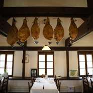 店内の雰囲気はカジュアルすぎず、それでいてかしこまりすぎていません。ファミリーも大歓迎ですが、元気が有りあまったお子様がいるようでしたら、ぜひ個室をご予約ください。