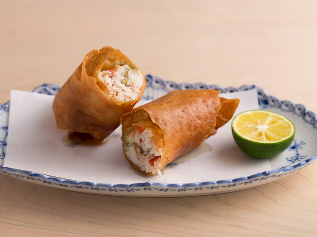 香ばしい皮の中に旨みを閉じこめた『鳥取産松葉ガニの春巻き』