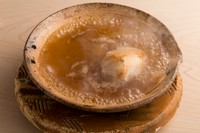 じっくりと直火で焼き上げたトラフグの白子とフカヒレを煮込みに。金華ハムと鶏肉だけで仕立てたスープの上品で奥行きのある味が、白子の旨みをしっかりと受け止める。