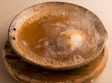 贅沢な食材とスープが三位一体となる『フカヒレと天然トラフグの白子の上湯スープ煮込み』