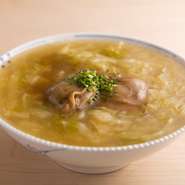 春キャベツの優しい甘みが溶け合った上湯仕立てのスープが麺によく絡む。水と醤油と砂糖で煮ただけというハマグリが、絶妙なアクセントになっている。