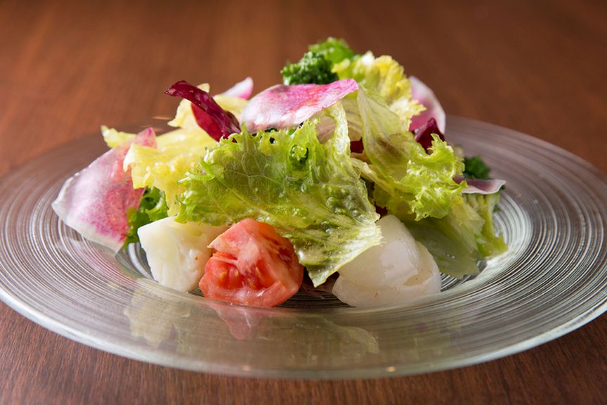 減圧調理で食感を残しつつ、旨みや甘みを凝縮する『グリーンサラダ』