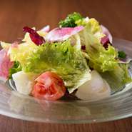 減圧調理器で加熱することで向こう側が透けて見えるほど透明に仕上がる野菜がおいしさの証。ドレッシングはチーズソース、オニオン、フレンチからチョイス可。