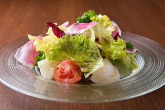 減圧調理で食感を残しつつ、旨みや甘みを凝縮する『グリーンサラダ』