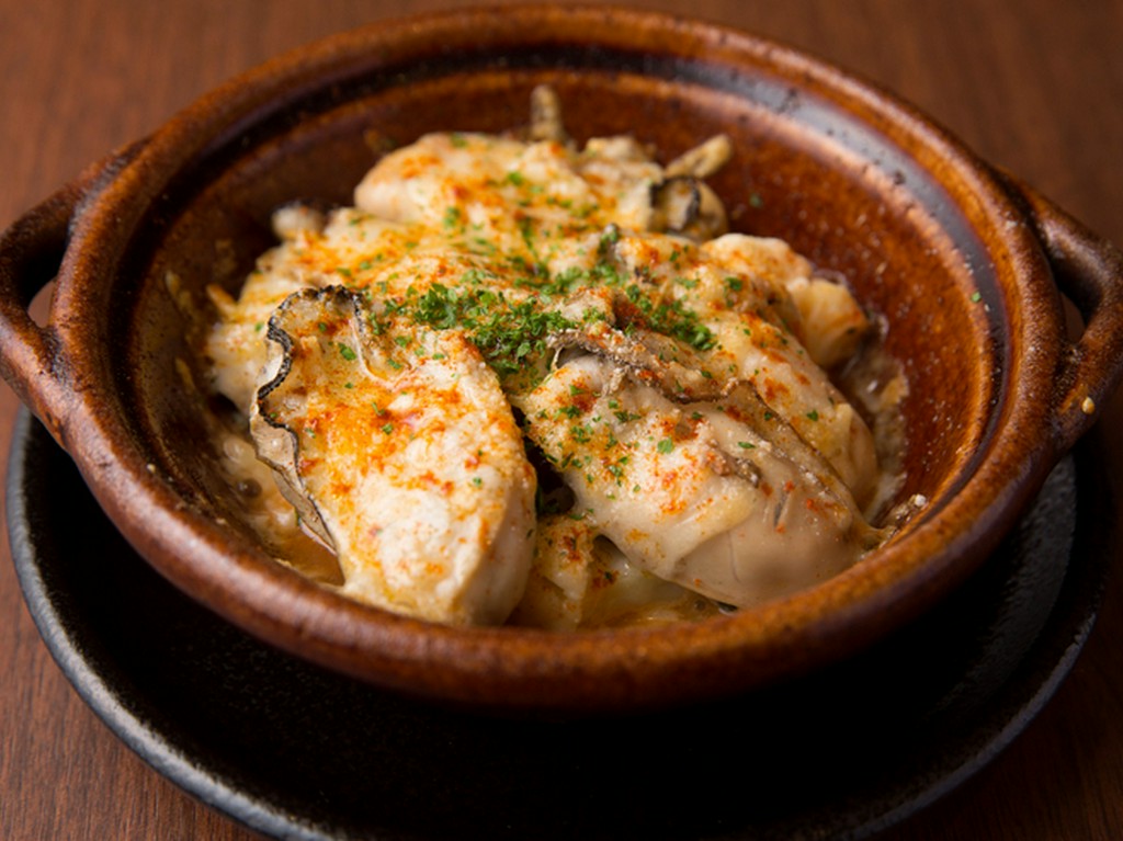 シンプルにカキのおいしさを堪能する『牡蠣のバター焼き』（10月~3月）