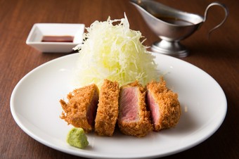 丁寧にゆっくり揚げることで、脂の旨みを逃がさない『ビーフカツレツ（あか牛）』