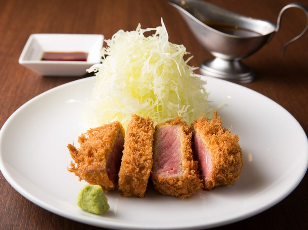 低温でじっくりと旨みを引き出す『ビーフカツレツ』