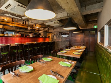 ワインショップを併設する洋酒場は、おしゃれにワインを楽しめる