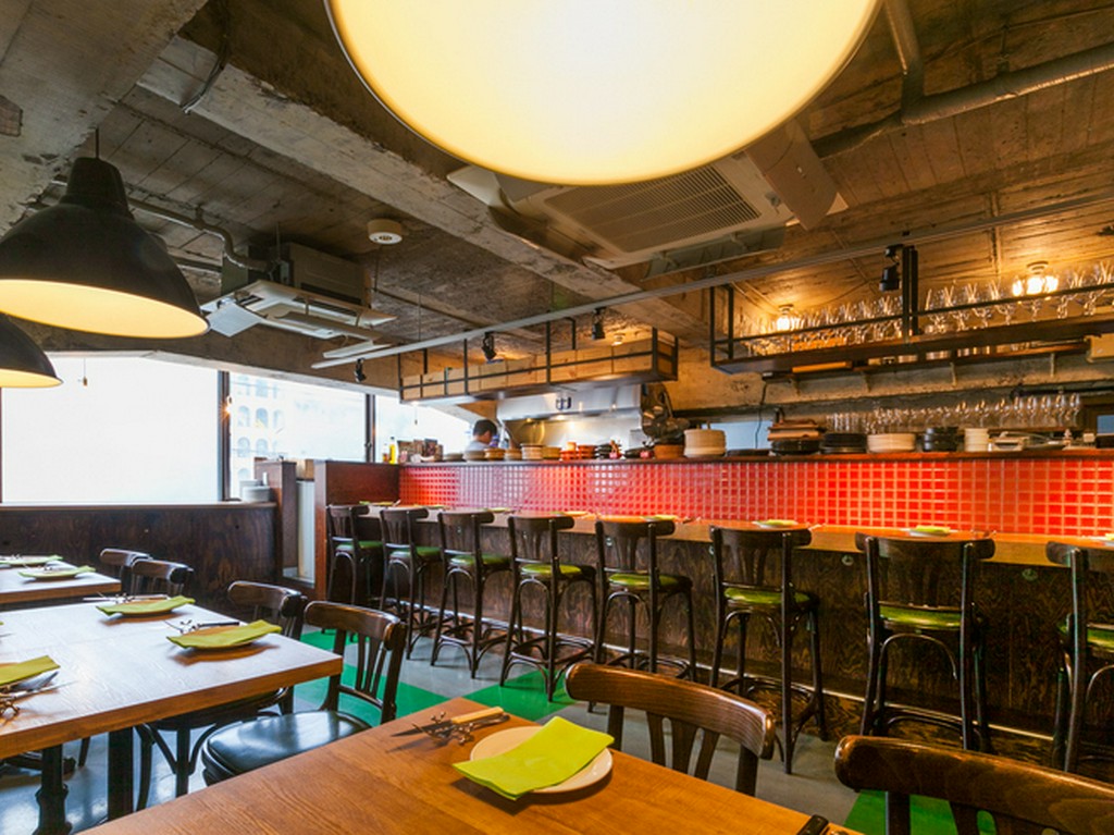 ふらっと訪れた際や少人数なら絶景スタンディングがおすすめ