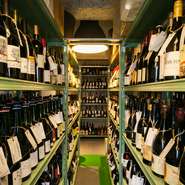 【FUJIMARU】はワインショップ併設なのも特徴のひとつです。ショップと店を行き来し、お目当てのワインを探すのも楽しいお店です。購入したワインは、追加1000円～で、店で味わうことも可能です。
