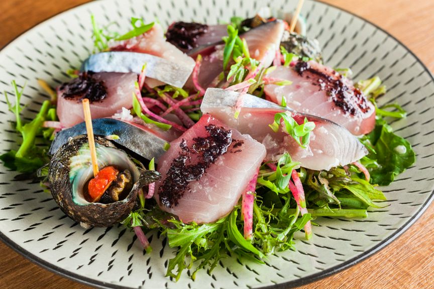 水揚げされたばかりの魚介を直送する『尾鷲の魚介のサラダ』