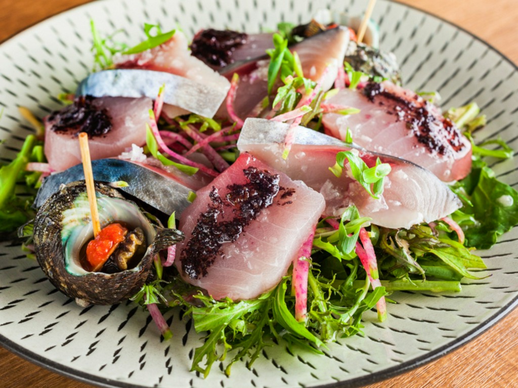 水揚げされたばかりの魚介を直送する『尾鷲の魚介のサラダ』