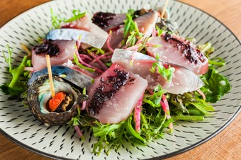 水揚げされたばかりの魚介を直送する『尾鷲の魚介のサラダ』