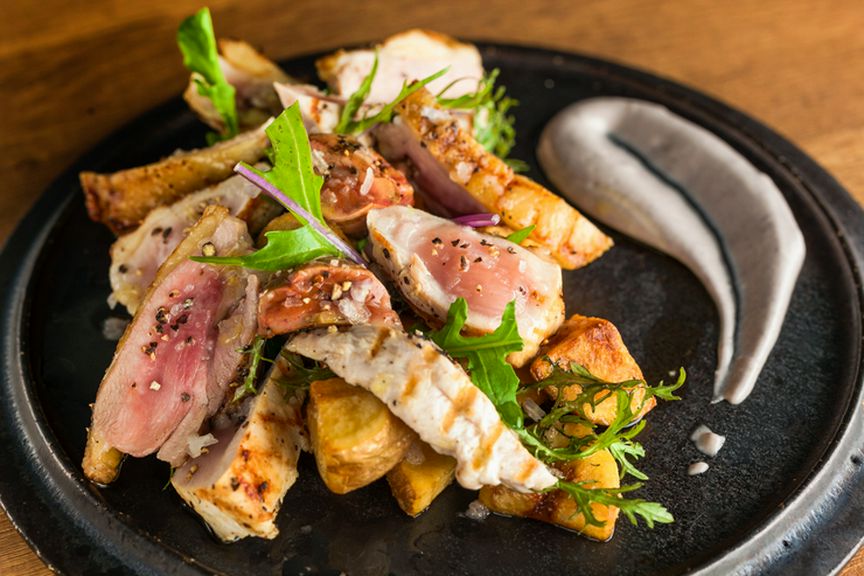 様々な部位を一度で味わえる『石黒農場の「ほろほろ鳥」のレアグリル』