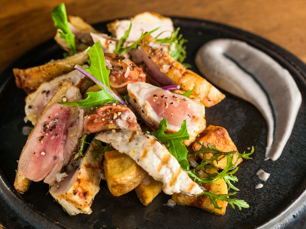 様々な部位を一度で味わえる『石黒農場の「ほろほろ鳥」のレアグリル』