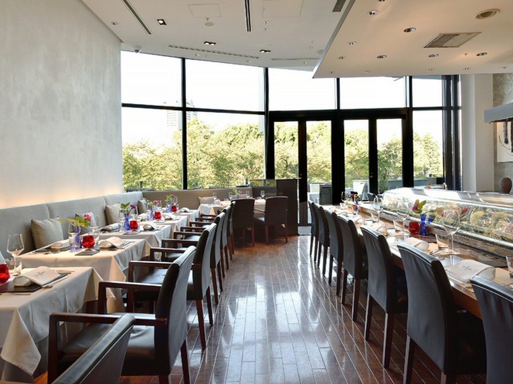 大きな窓から四季折々の景色をお楽しみいただけます。