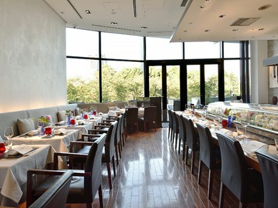 大きな窓から四季折々の景色をお楽しみいただけます。