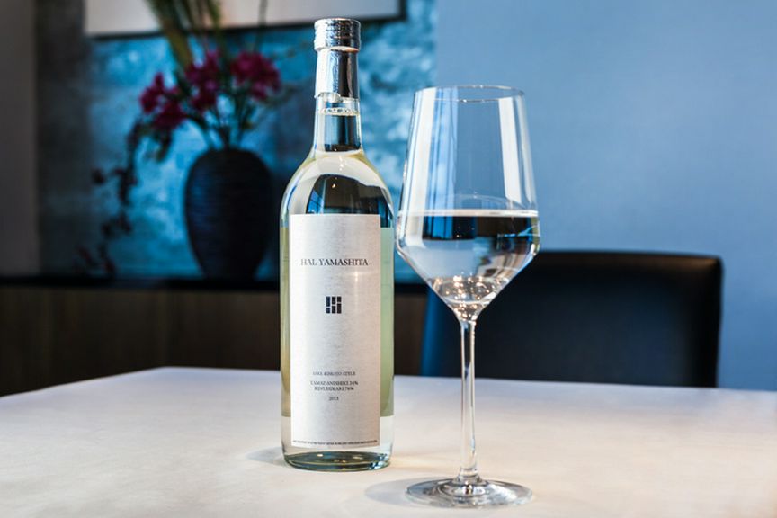 食べてから飲めば、香りと旨みが花開くオリジナル日本酒を用意