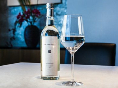 食べてから飲めば、香りと旨みが花開くオリジナル日本酒を用意