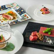 絵付けの皿や笹などのあしらいはもちろん、ガラスや白磁といった洋食器も積極的に用いて新和食を表現。発想は柔軟で理に適った器選びも世界で愛される理由。和食の可能性を実感する見事なプレゼンテーションです。